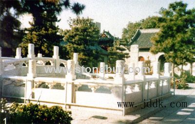 汉白玉石桥、汉白玉白色大理石栏杆、汉白玉白色大理石旗杆底座