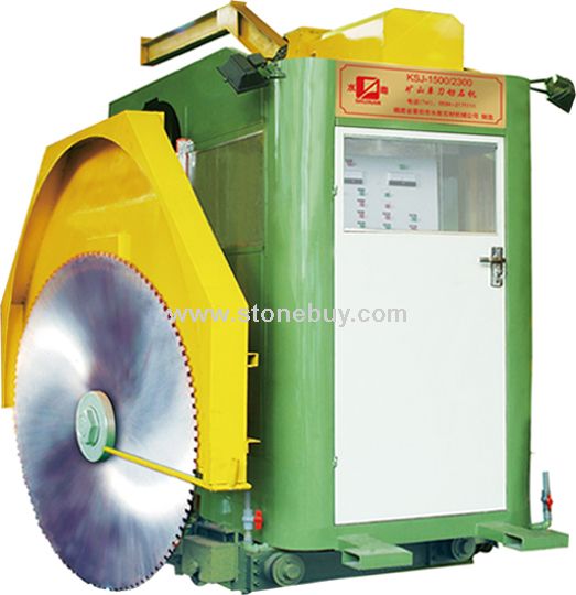 产品编号: KSJ-1500/2300 技术参数 产品名称:KSJ-1500/2300 规格:200027202650mm 装配锯片直径 1600-3000 mm 加工宽度 1500/2100 1700/2300 mm 最大加工深度 850-1300 mm 主机功率30-37kw 总功率30-40kw 结构特点 荒料切石机结构科学,技术水平为国内首创,具有高效的切削速度,提高荒料开采率,安全可靠,能避免由传统的爆破性开采引发的安全隐患,降低成本,荒料平整,更好地利用资源,减少环境污染。是21世纪开采矿山石