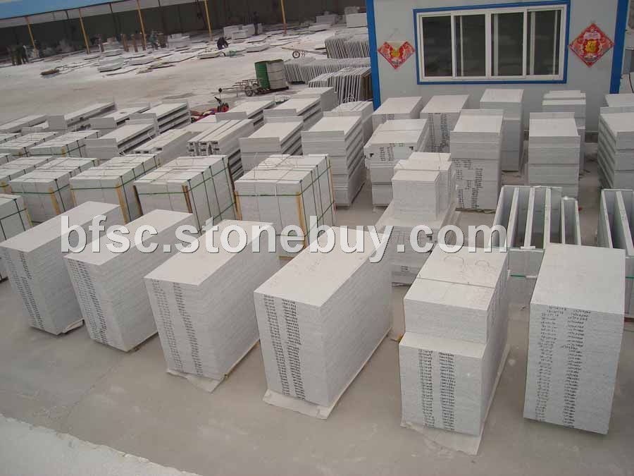 摆放整齐的石材