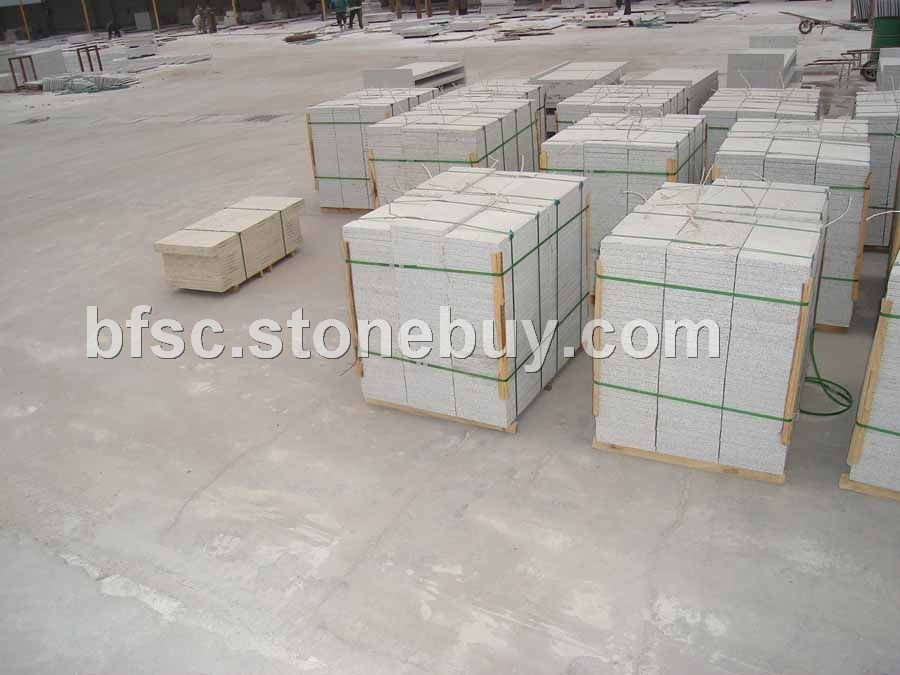 摆放整齐的石材