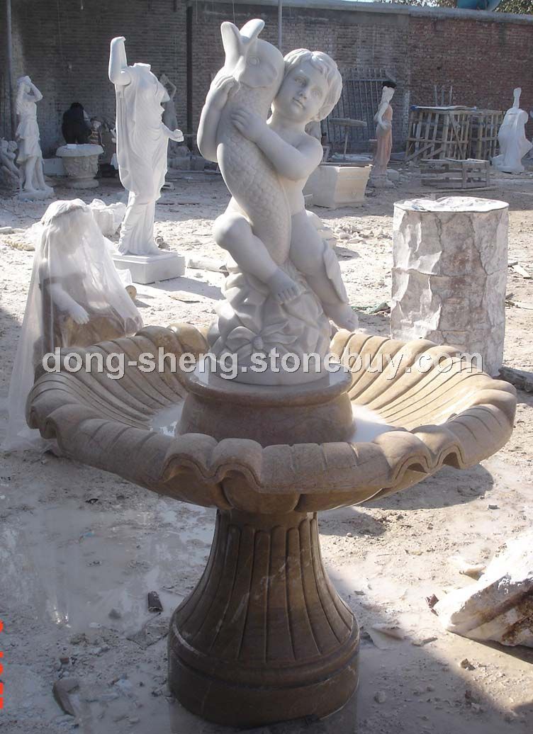 小孩抱魚噴泉