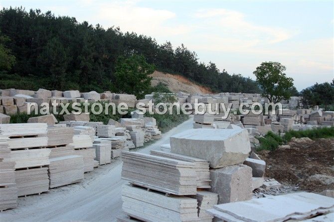 浅红麻荒料堆场