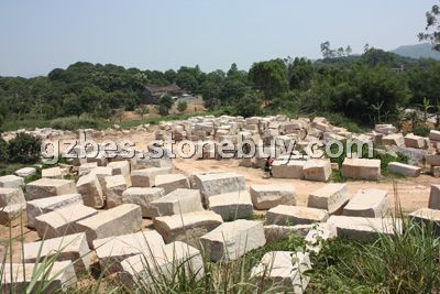 锈石虾红荒料堆场