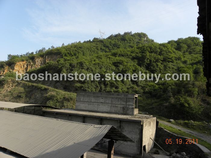 通往南釆矿区道路，山体坡度30度