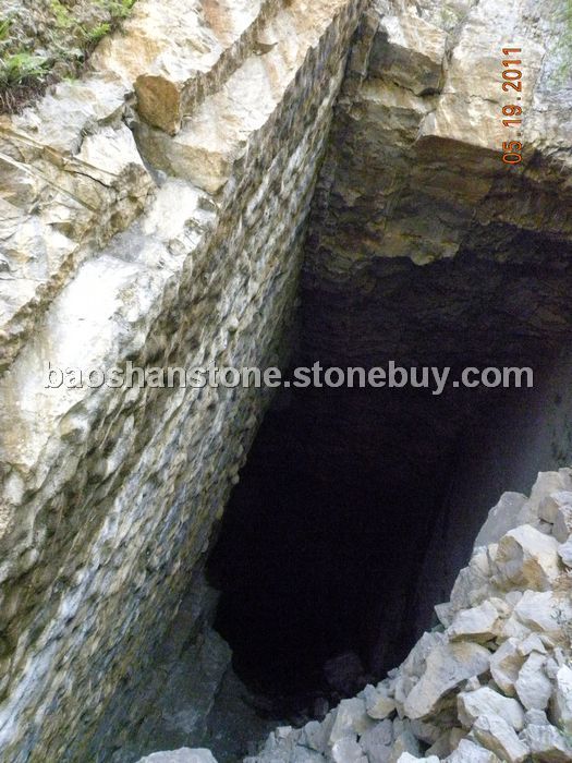 洞口巖石厚度1.8米