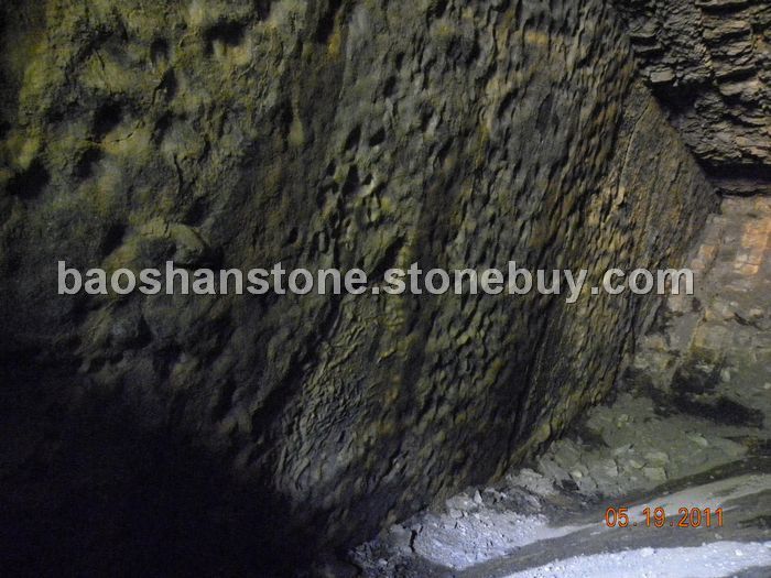 巖壁面平整，無爛縫