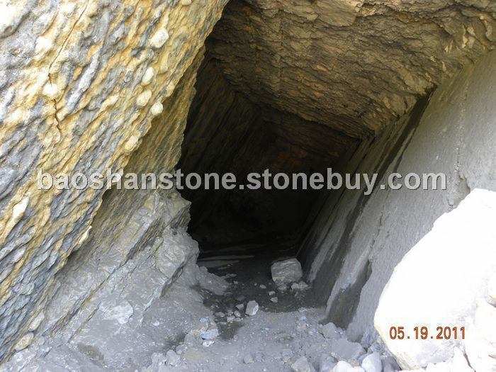 洞口+，清晰可見(jiàn)山體巖石斷裂層