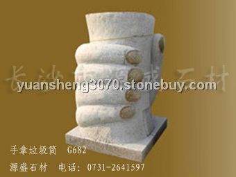 手拿书垃圾桶