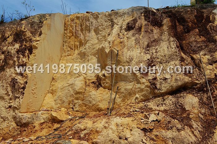 金黄石大理石矿山一角