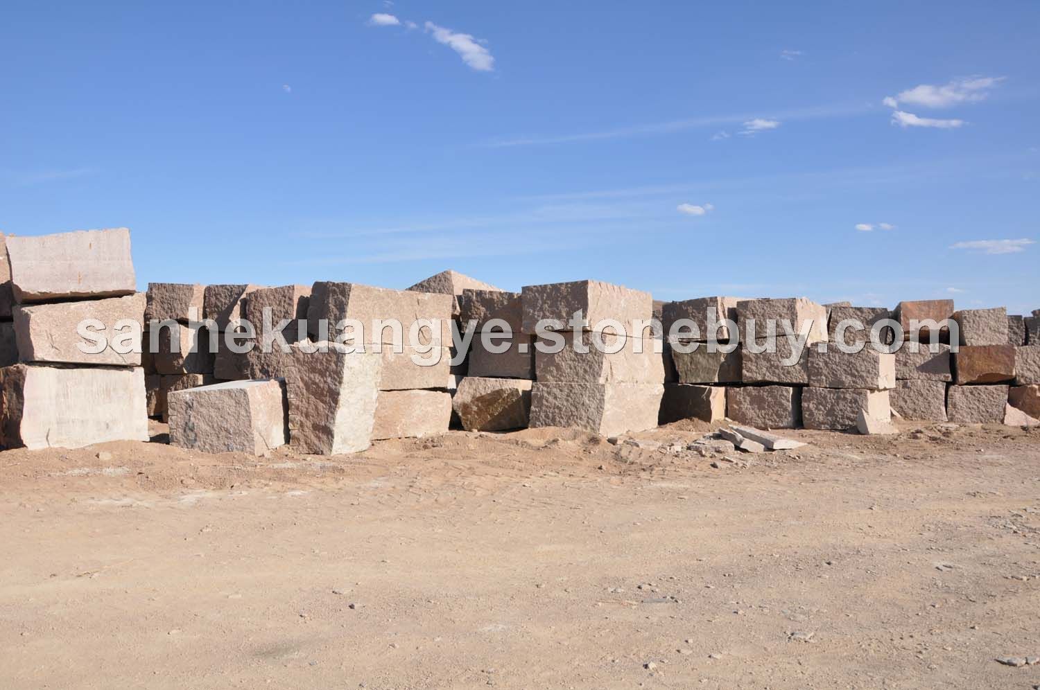 戈壁红钻矿山荒料堆场