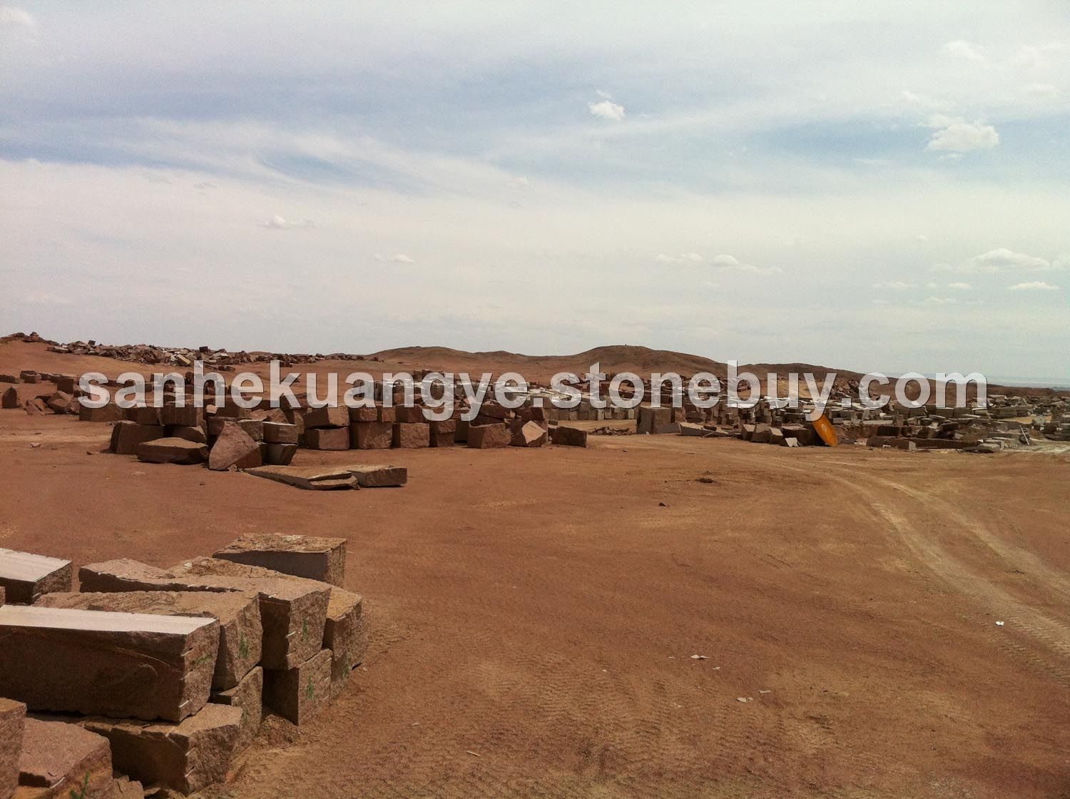 戈壁红钻矿山荒料堆场