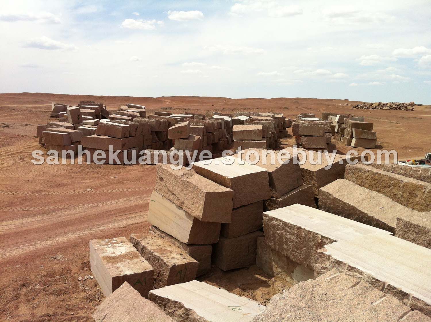 戈壁红钻矿山荒料堆场