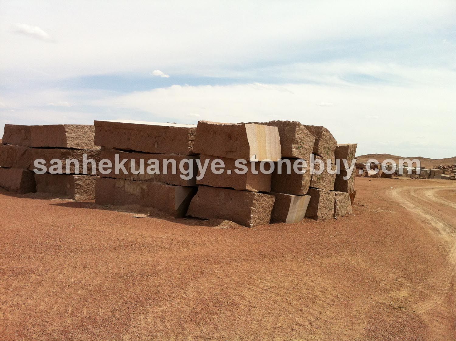 戈壁红钻矿山荒料堆场