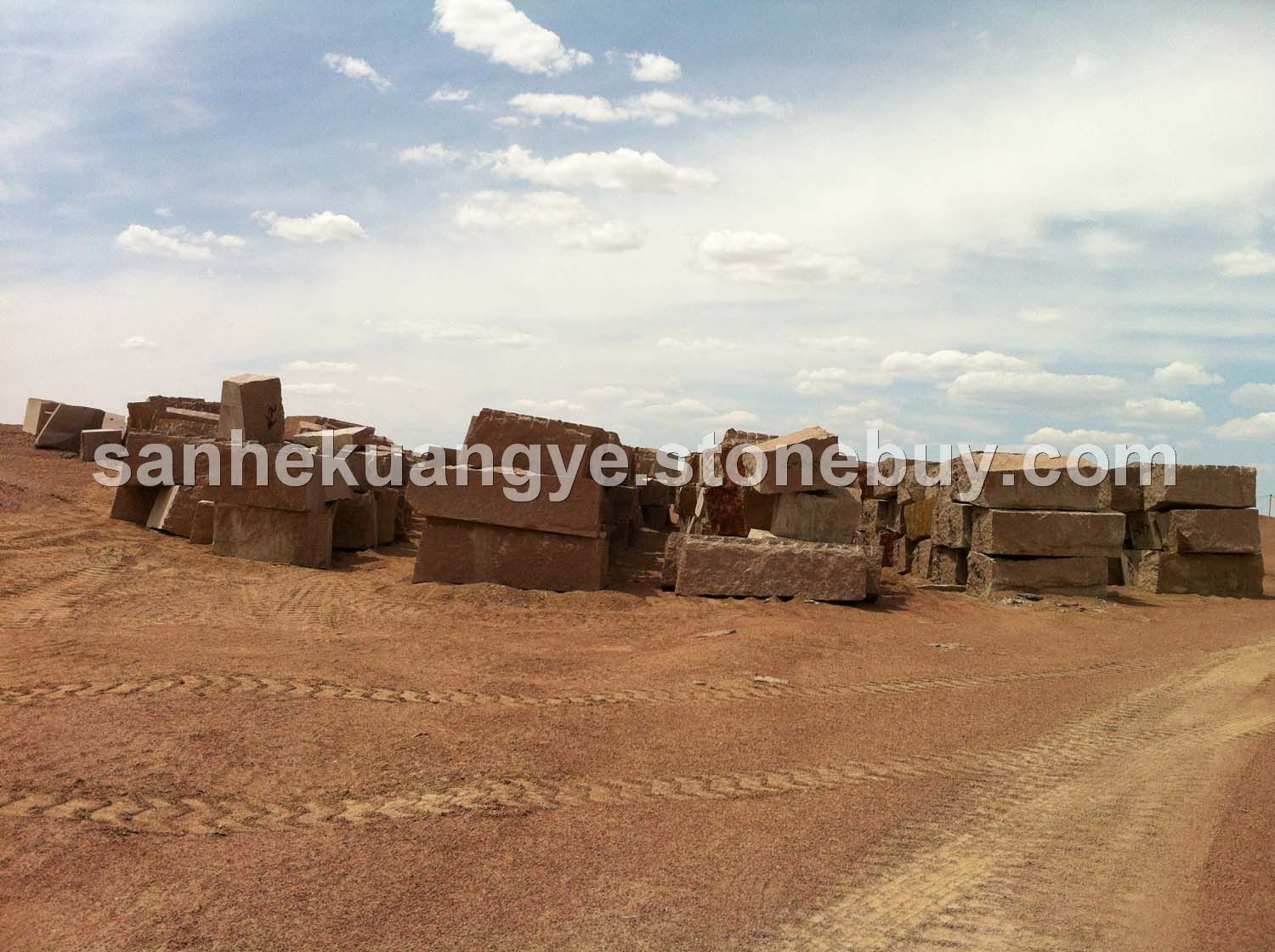 戈壁红钻矿山荒料堆场