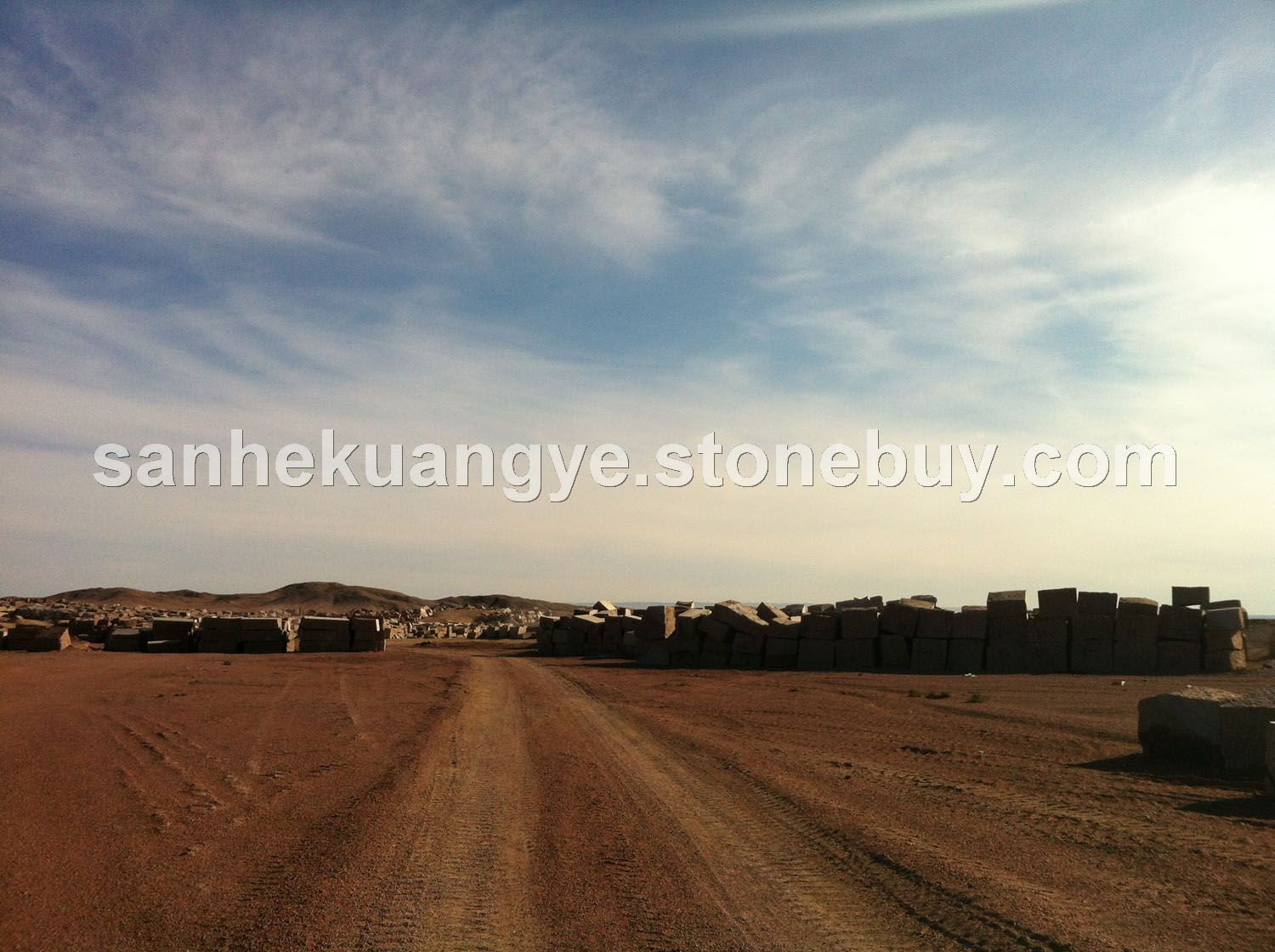 戈壁红钻矿山荒料堆场