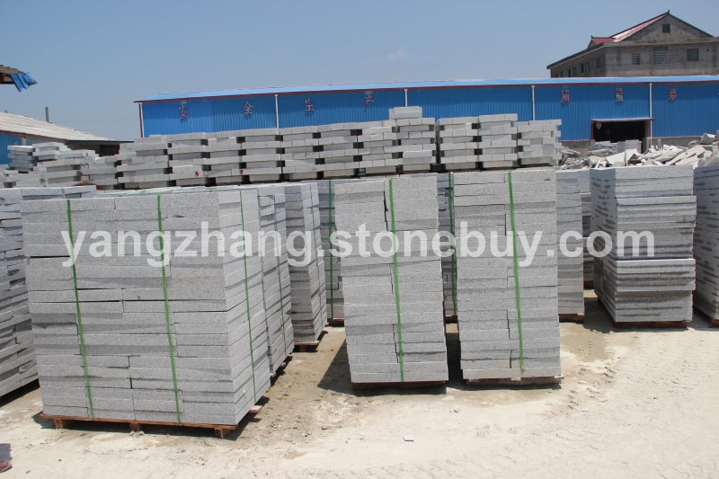 大量供应芝麻白路沿石，花岗岩，火烧板，光板13879276486