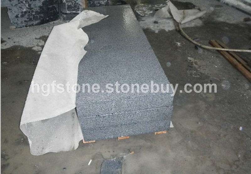 芝麻黑g654火烧板地铺石 深灰麻石材广场用石 园林用石路沿石 路缘石 路侧石 路边石  路牙石 阻