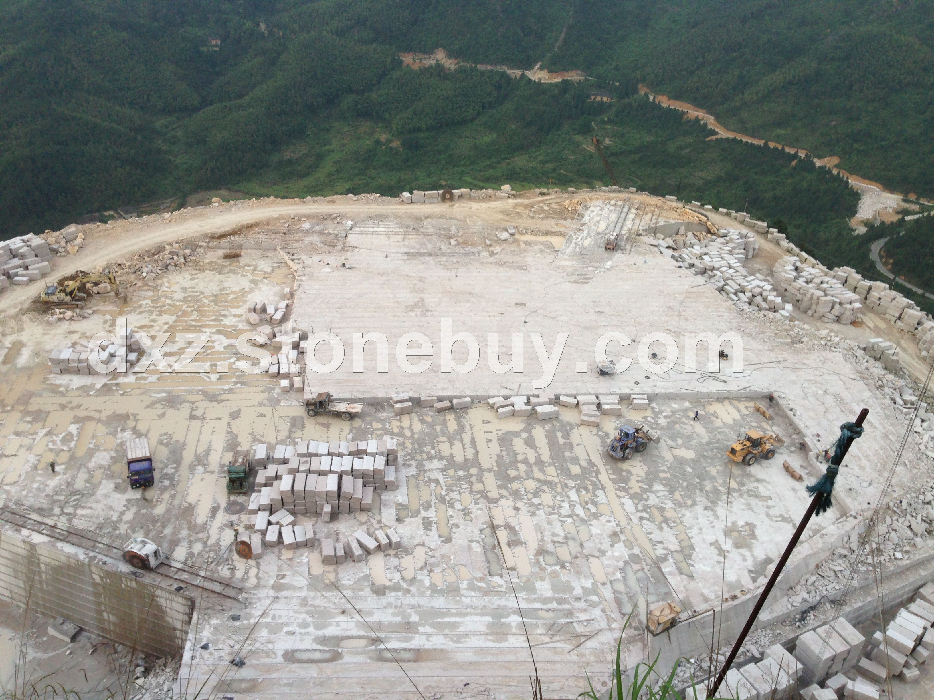 虎贝丁香石荒料采场