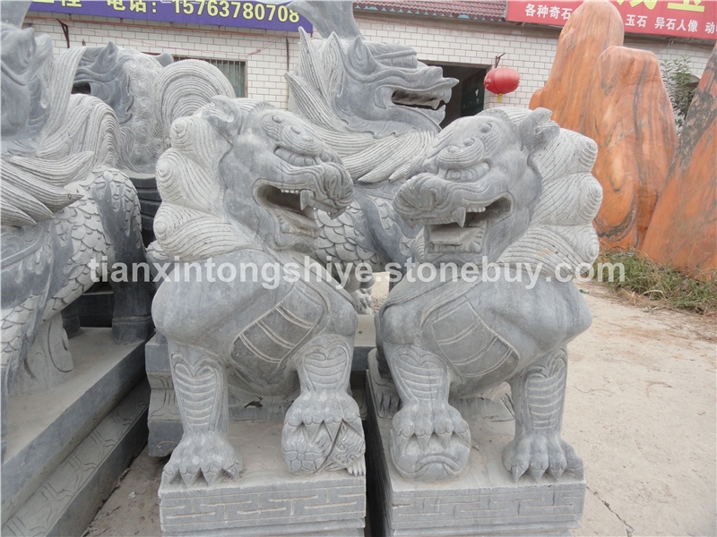 石雕門(mén)前對(duì)石獅子