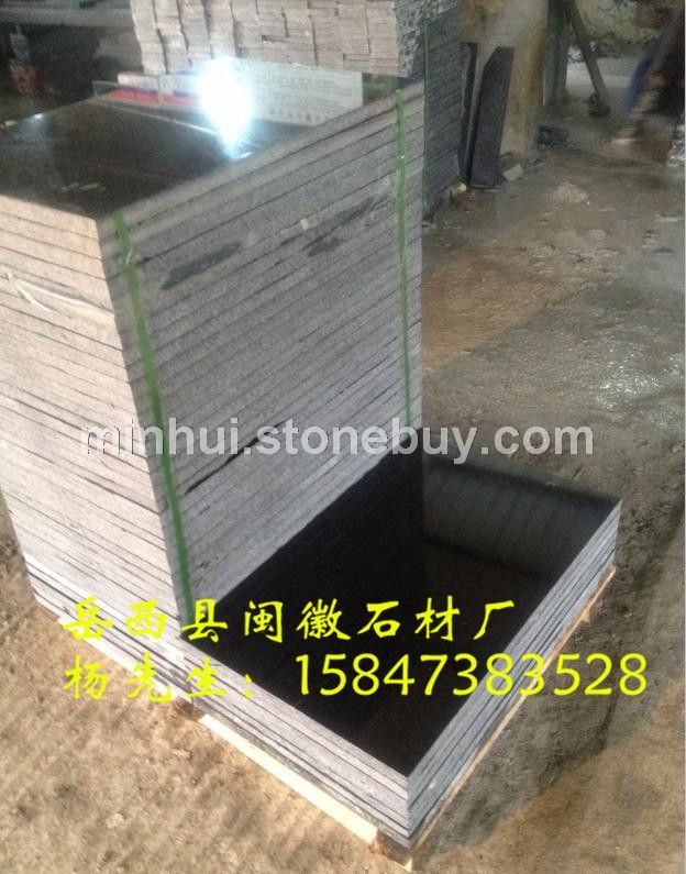 金点黑墓碑石