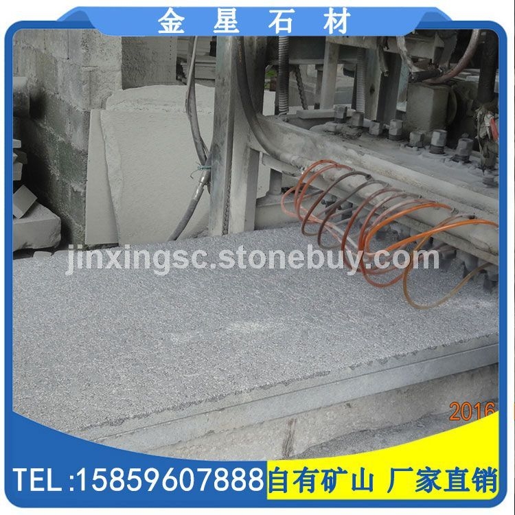 荔枝面天然石材敲打现场