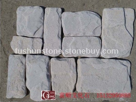 白砂岩自然面滚磨乱形米白色
