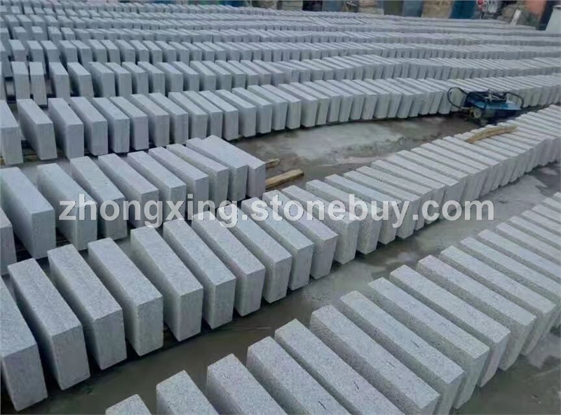 白锈路沿石