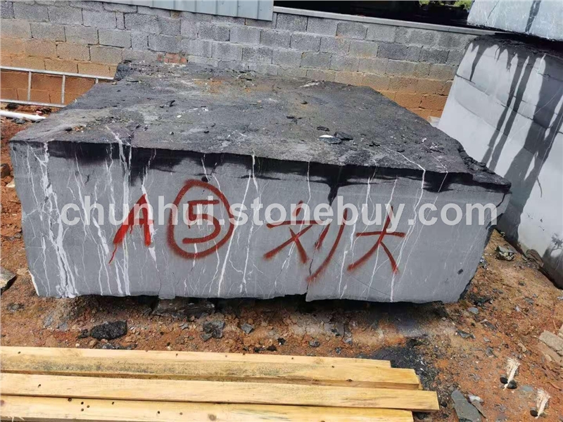 黑白根荒料堆场