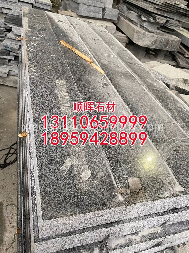 小蓝宝墓碑石