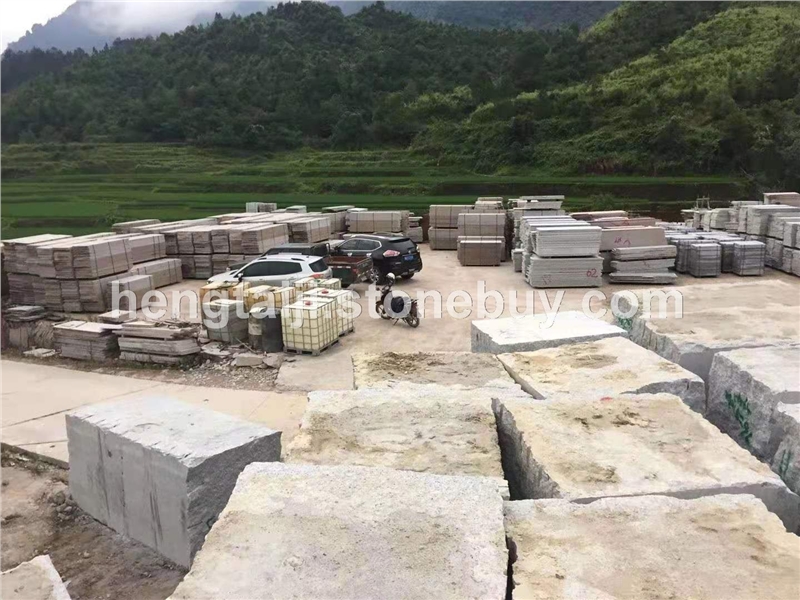 五彩红石材荒料