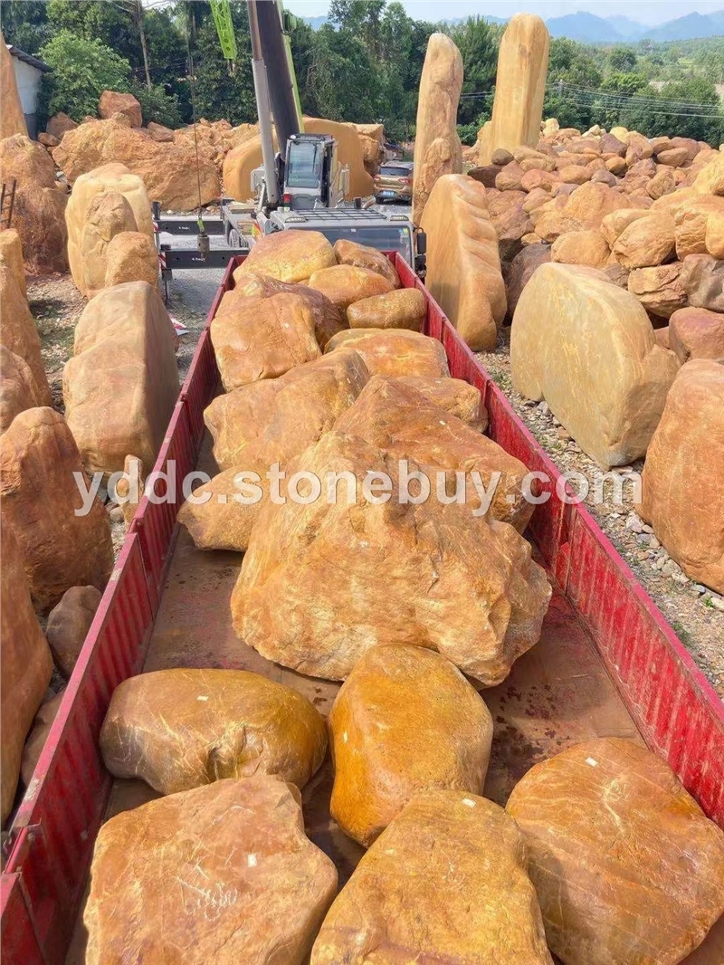 供应小块黄蜡石风景草地石产地直发 品种丰富