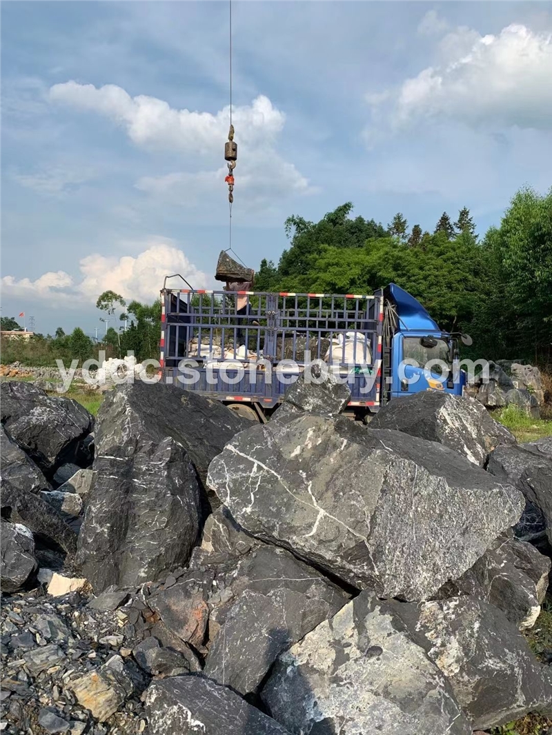 枯山水园林黑山石价格景区观赏草坪石河道护坡点缀产地直销 原材料石场