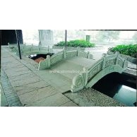 灰砂岩建筑的小桥