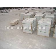 摆放整齐的石材