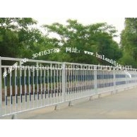 三橫檔鋼制護(hù)欄 城市中心隔離護(hù)欄 移動(dòng)道路護(hù)欄 市政防護(hù)欄