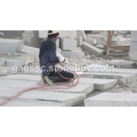 工人在加工火烧板现场