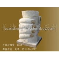 手拿书垃圾桶