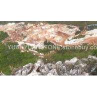 缘圆雅柏灰矿山